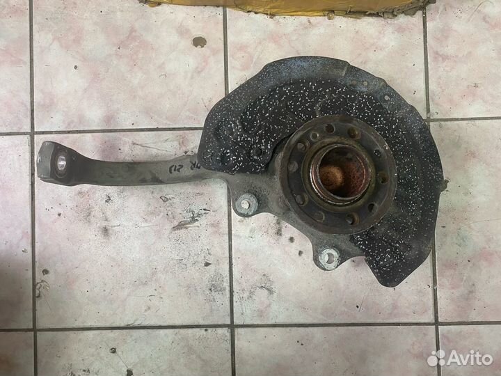 Передний правый кулак Mercedes W213