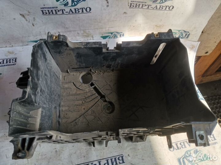 Площадка под акб с трещиной Renault Megane 3