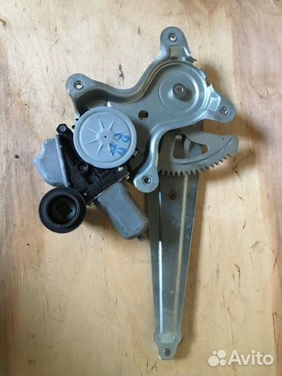 Стеклоподъемник задний правый Toyota Camry AVV50