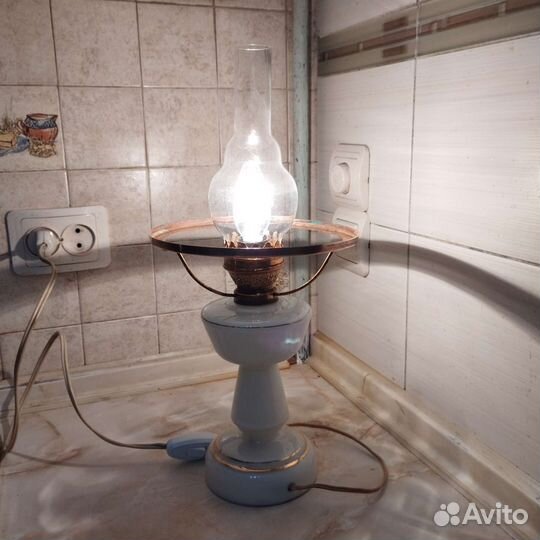 Лампа настольная. Молочное стекло. Винтаж