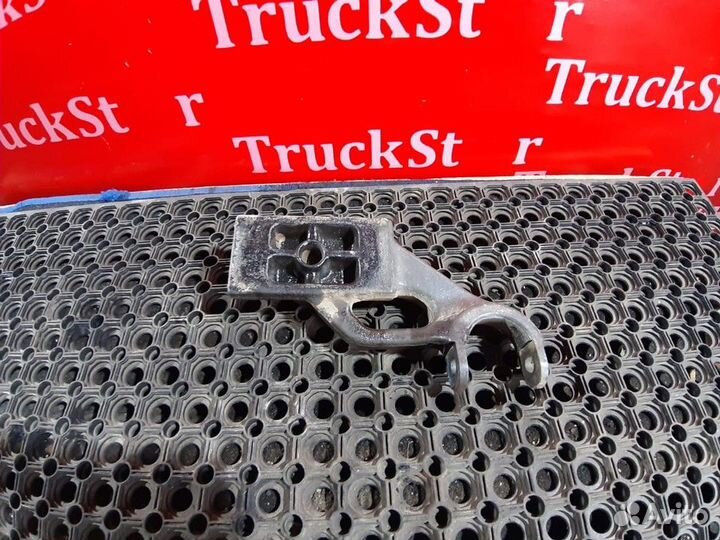 Кронштейн амортизатора переднего левый