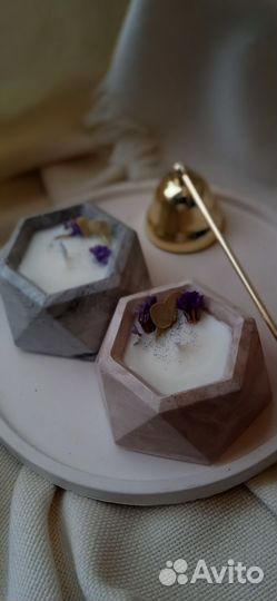 Ароматическая свеча с сухоцветами в подсвечнике