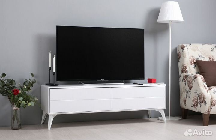 Тумба под тв с ножками мдф Белый глянец