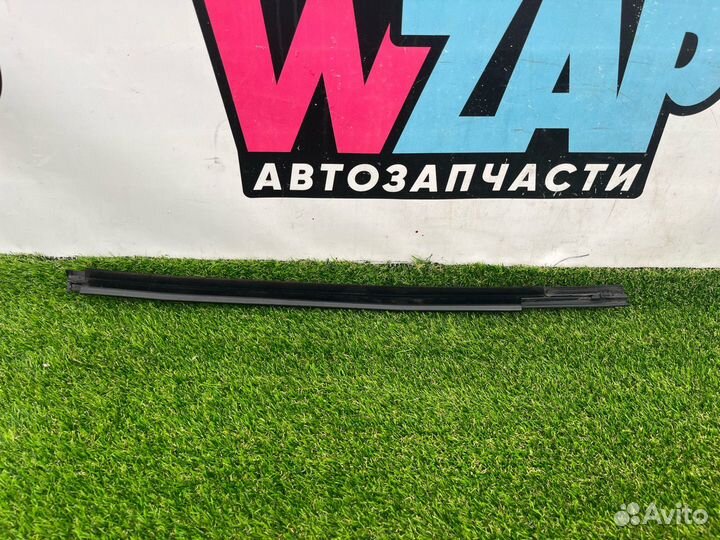 Молдинг стекла двери задней левой Chevrolet Trax