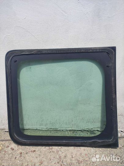 Стекло задней распашной двери Опель виваро