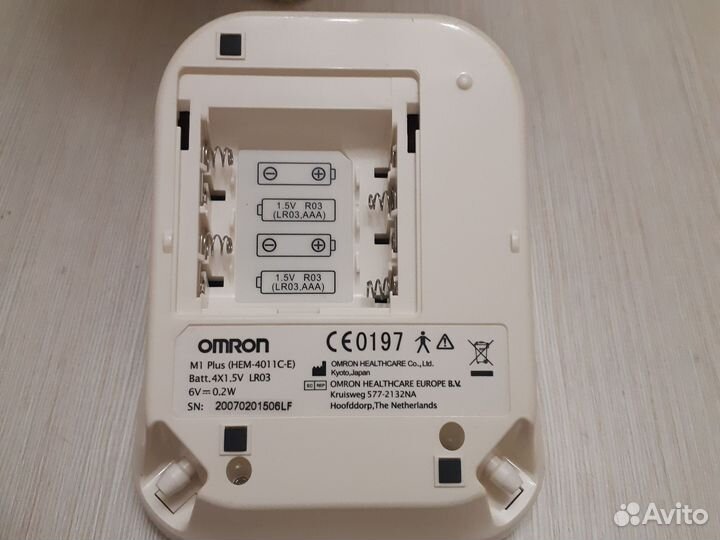Тонометр Omron M1 в рабочем состоянии