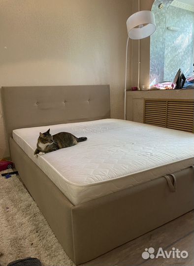 Кровать двухспальная с подъемным механизмом