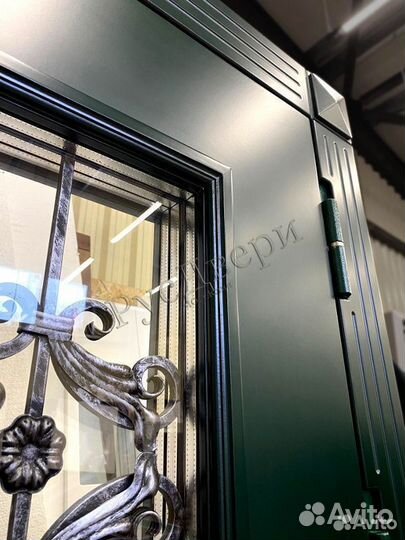 Стальная парадная входная дверь с ковкой и стеклом