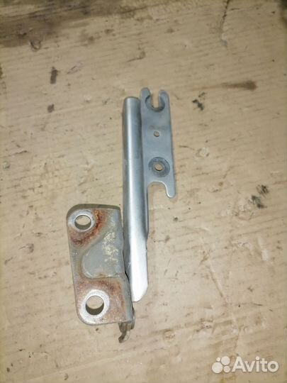 Петля крепления капота мазда 626