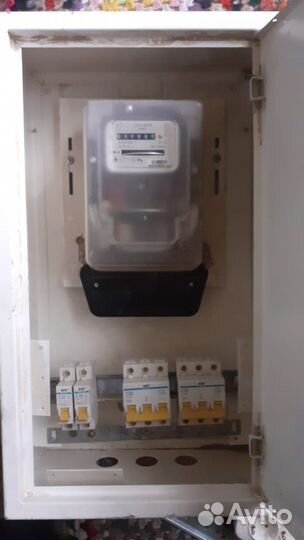 Рубильник и ящик с счётчиком и автоматом на 380