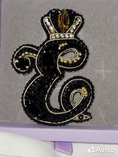 Именная брошь буква Е