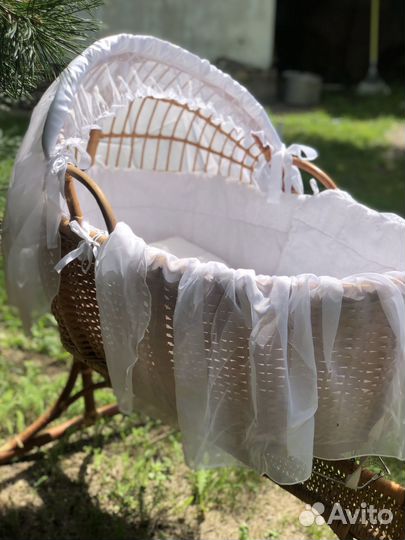 Люлька колыбель плетеная с 2 комплектами белья