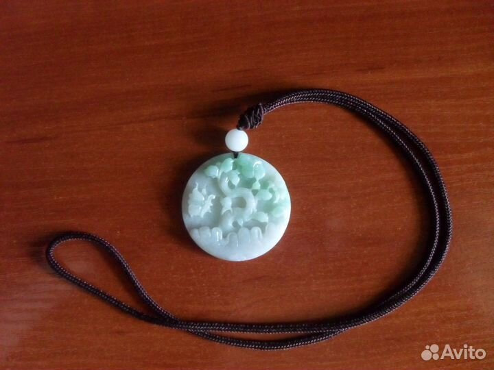 Подвеска из жадеита