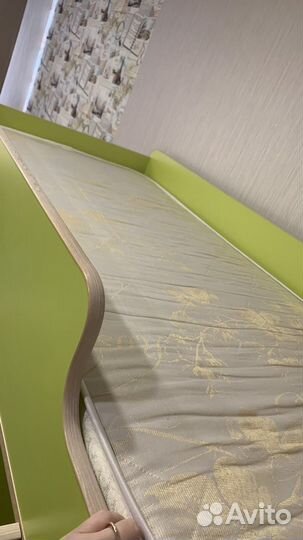 Детская кровать чердак со столом и шкафом