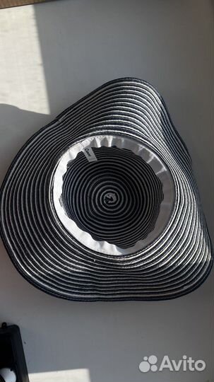 Полосатая шляпа с широкими полями