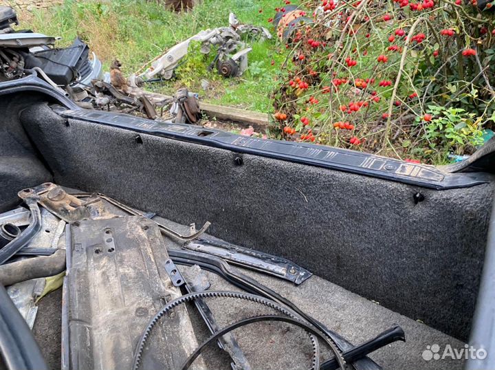 Обшивки багажника BMW e32