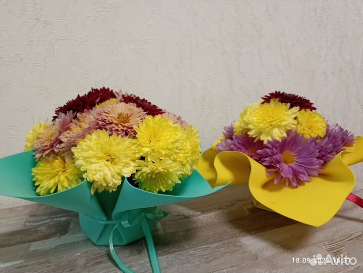 Композиция в губке цветы хризантемы букет