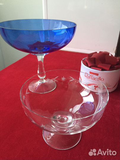 Ваза на ножке из цветного стекла