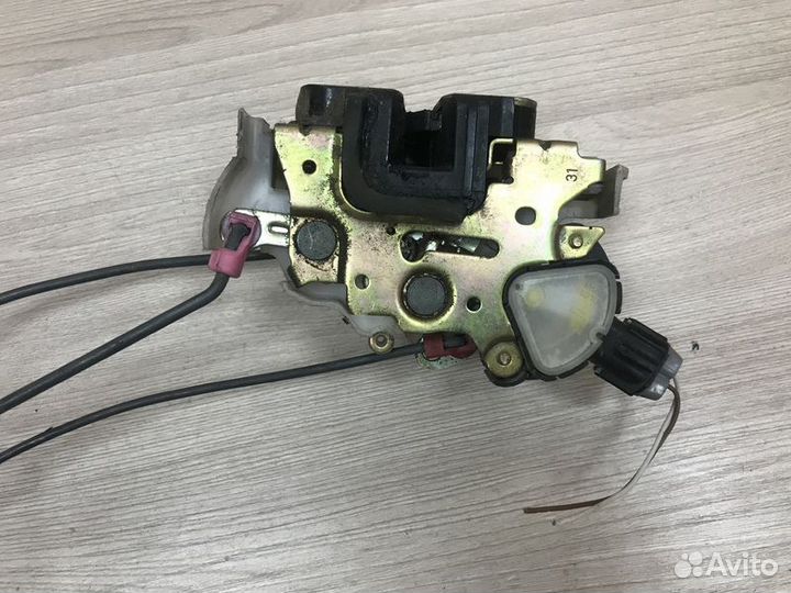 Замок двери передней правой Subaru Impreza GD/GC/G