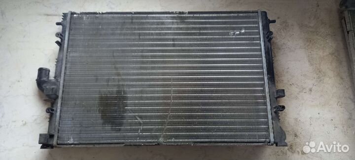 Радиатор охлаждения на LADA largus