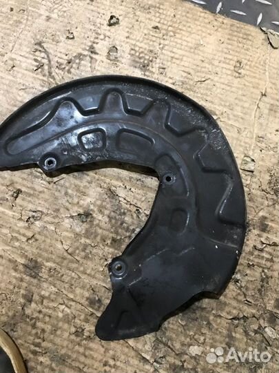 Пыльник тормозного диска передний левый Skoda