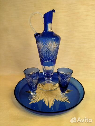 Графин с рюмками на подносе