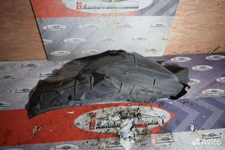 Подкрылок перед лево c Nissan Skyline CKV36 VQ37VH