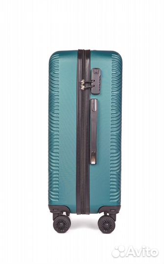 Чемодан на колесах средний М