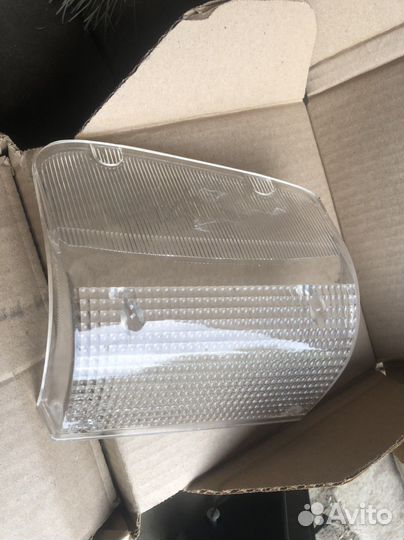 Стекло заднего левого поворотника белое Волга 3102