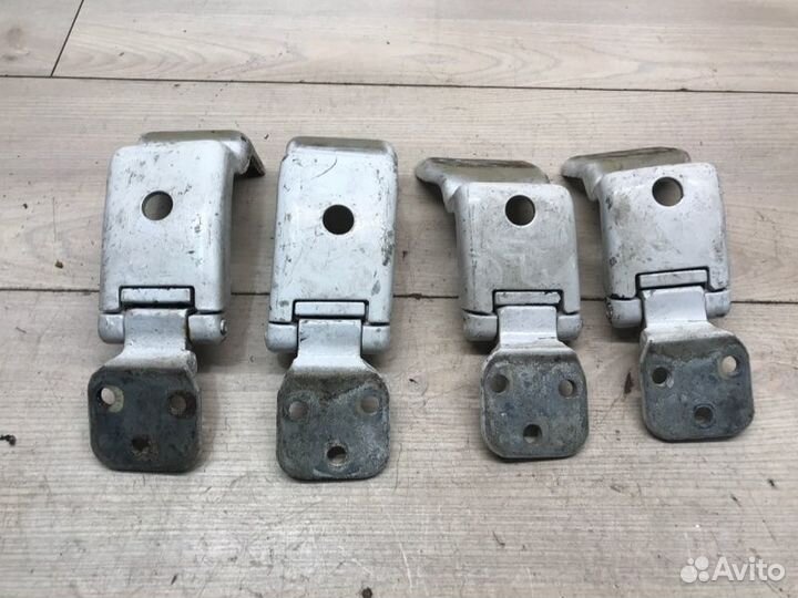 Петли задних дверей