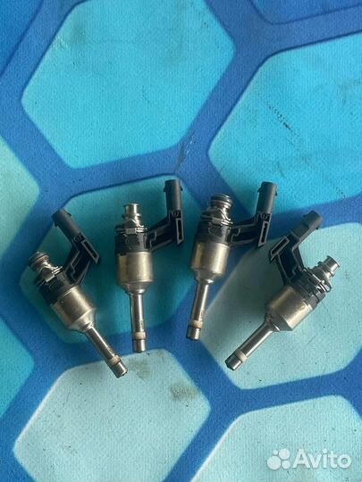 Форсунка топливная бензиновая 03F906036B