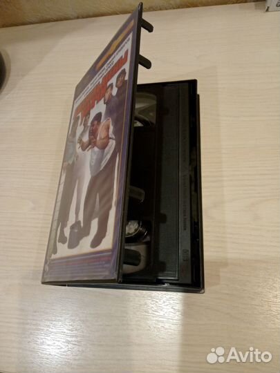 Видеокассета в пластиковом боксе