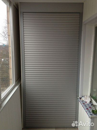 Шкаф с рольставнями на балкон на заказ