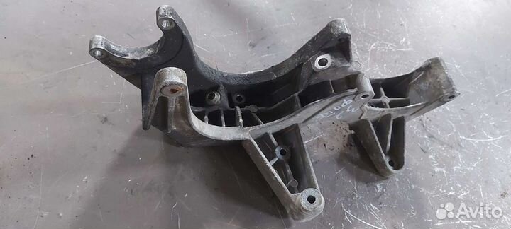 Кронштейн генератора на Volkswagen Phaeton