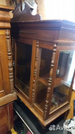 Старинный антикварный шкаф буфет