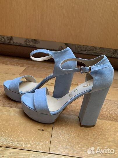 Босоножки новые