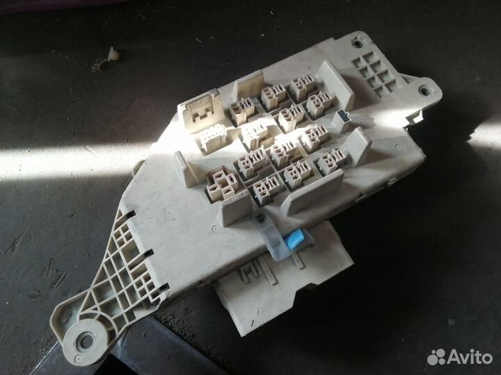 Блок предохранителей салона Toyota LC100 LX470