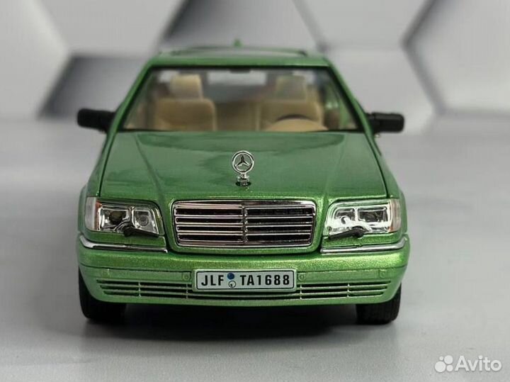 Модель машины Mercedes-Benz W140 1:24 зелёная