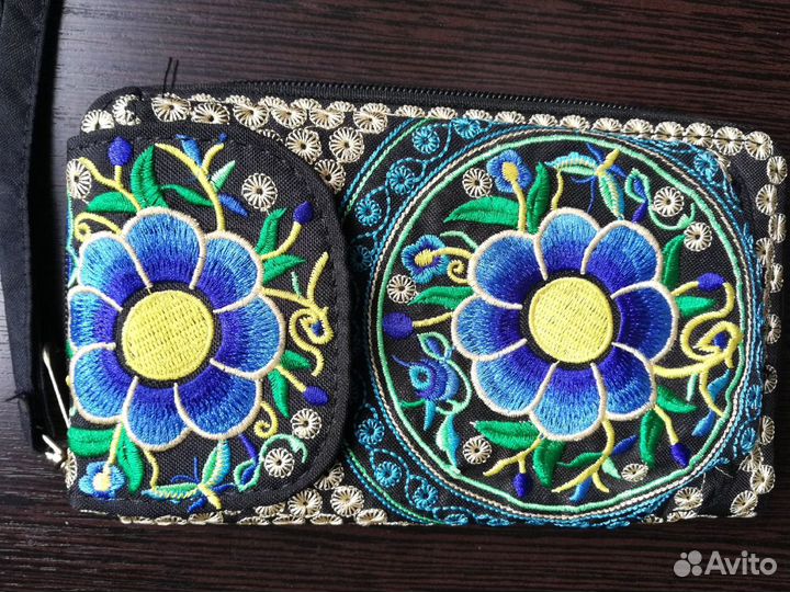 Женский клатч с вышивкой