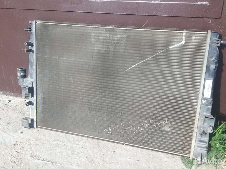 Радиатор охлаждения Valeo 214107888R