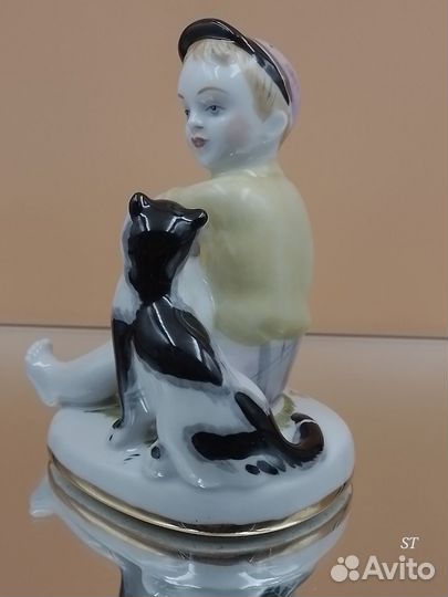 Статуэтка фарфоровая 