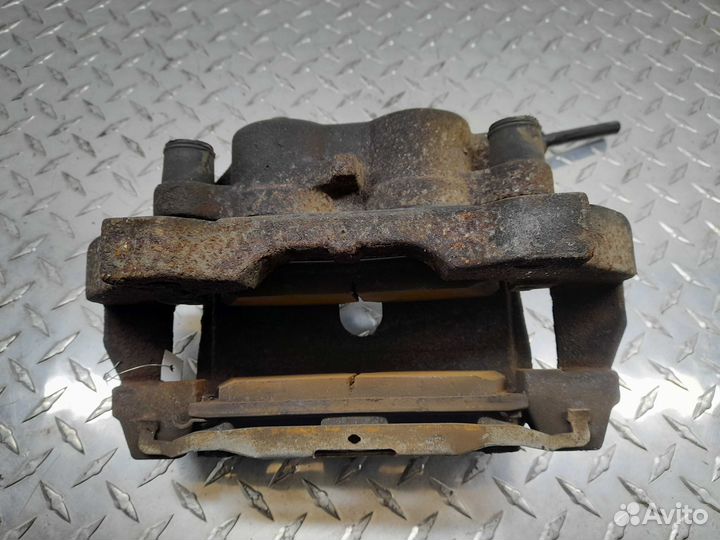 Суппорт передний левый Jeep Grand Cherokee 4 (WK2)