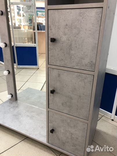 Зеркало в полный рост с пеналом