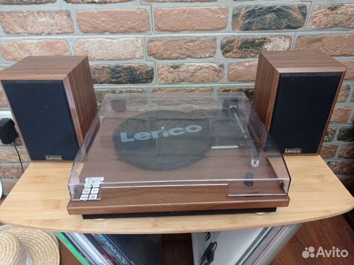 Проигрыватель винила Lenco LS 100 BT
