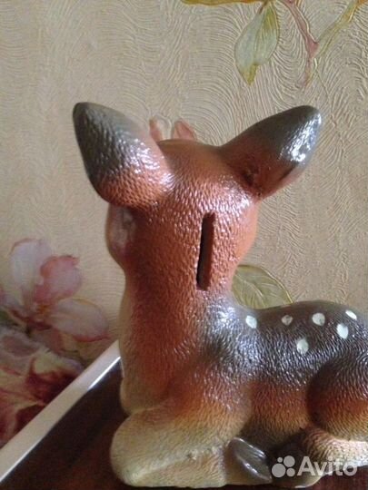 Статуэтка-копилка и искуственные цветы