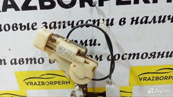 Замок двери задний левый Toyota Yaris