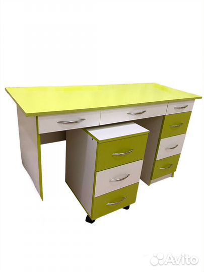 Письменный стол цвета 