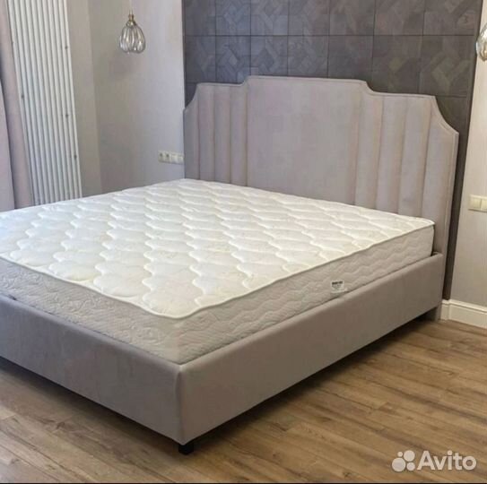 Кровать с мягким изголовьем