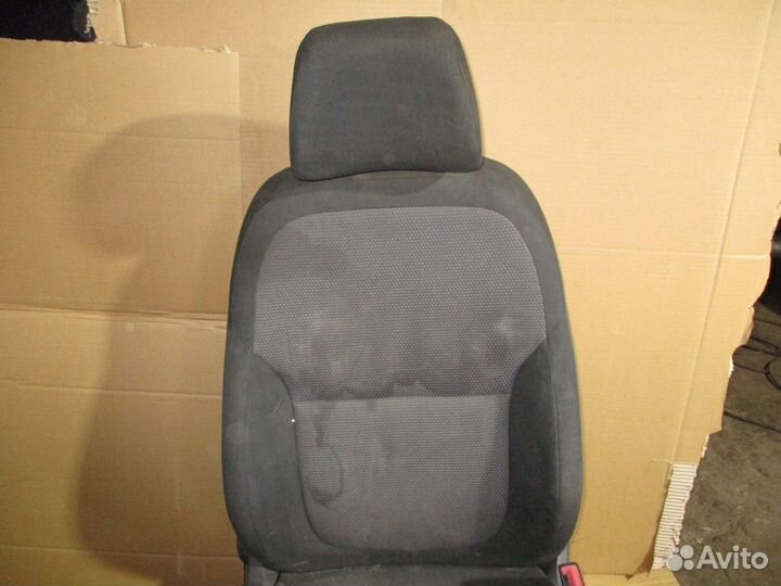 Сиденье переднее правое Skoda Yeti (5L)