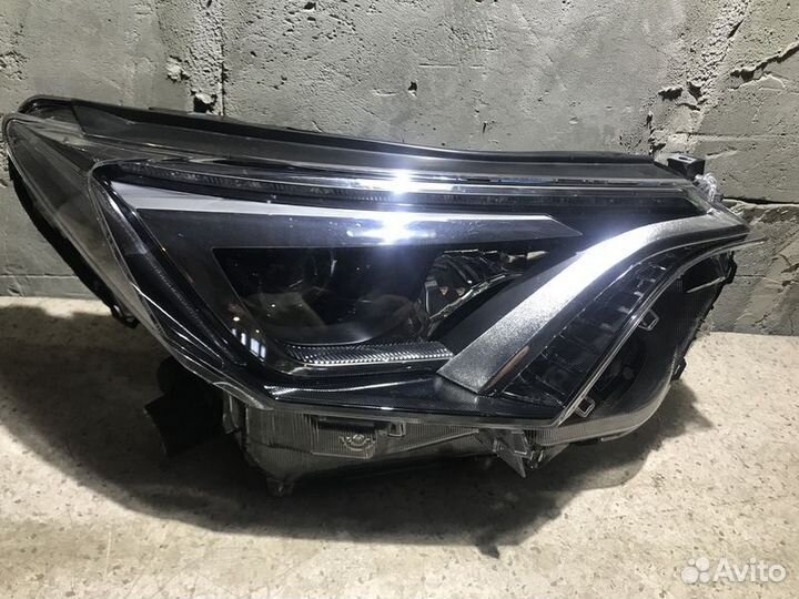 Фара Toyota RAV4